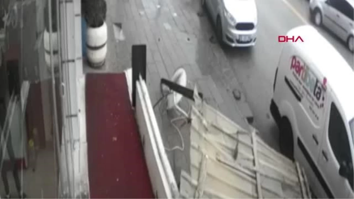 Ankara\'da kuvvetli rüzgarın binanın çatısını uçurduğu anlar kamerada