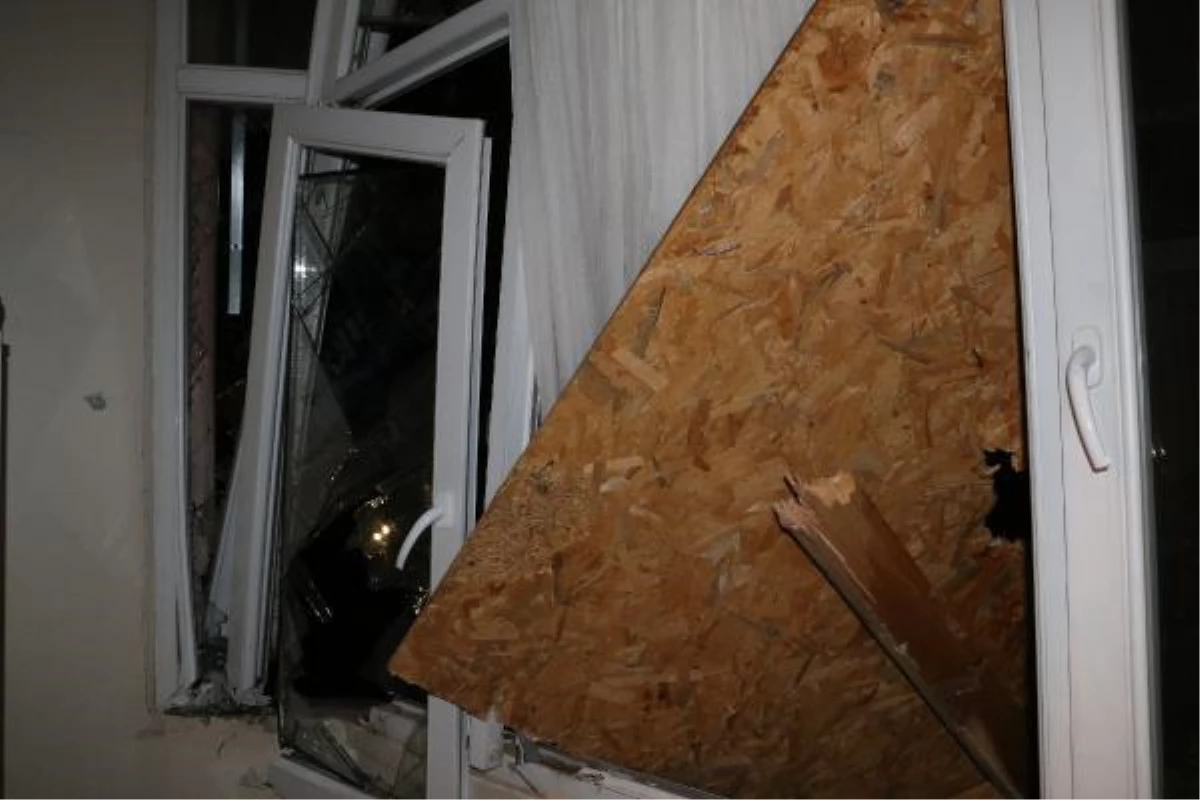Ankara\'da, rüzgarın uçurduğu çatıdan kopan parçalar yan bina ve araçlara isabet etti
