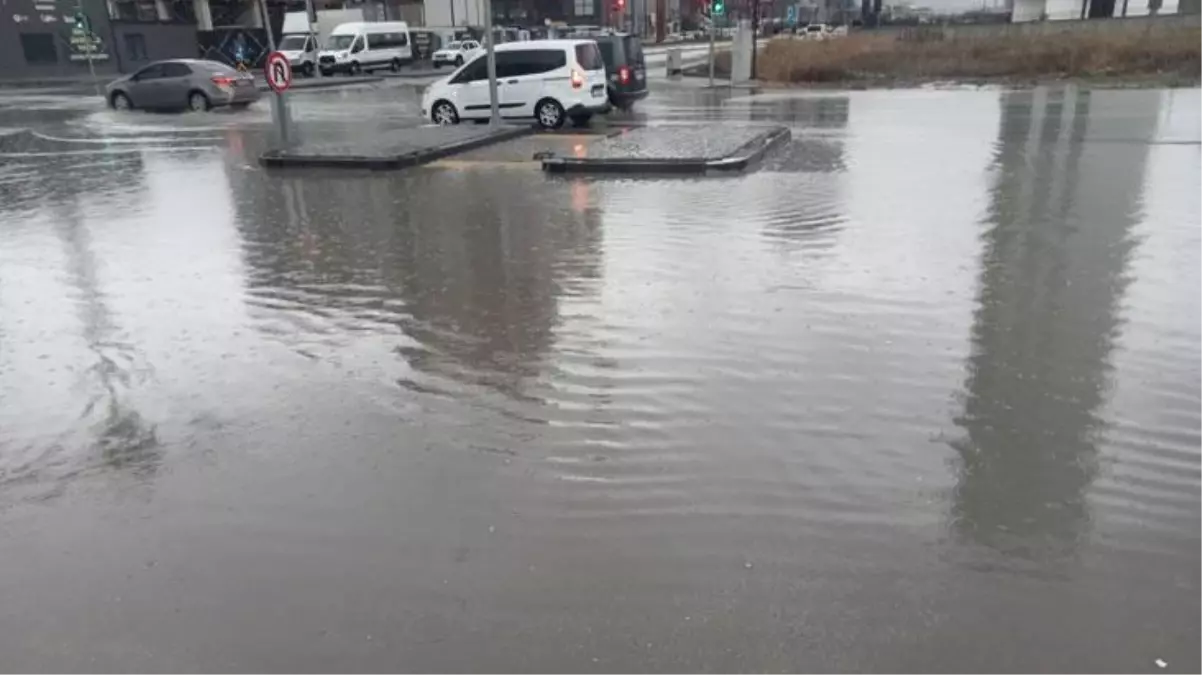 Ankara\'da sağanak yağış hayatı felç etti! Yollar dere oldu taştı