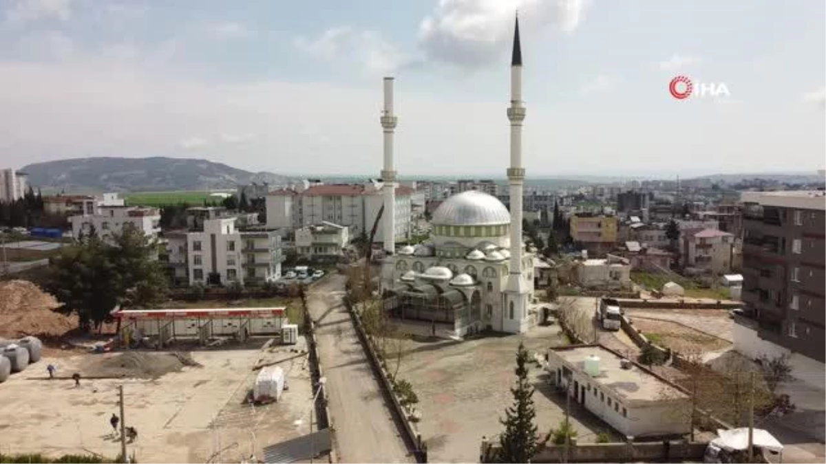 Depremde hasar gören cami minareleri yıkılıyor