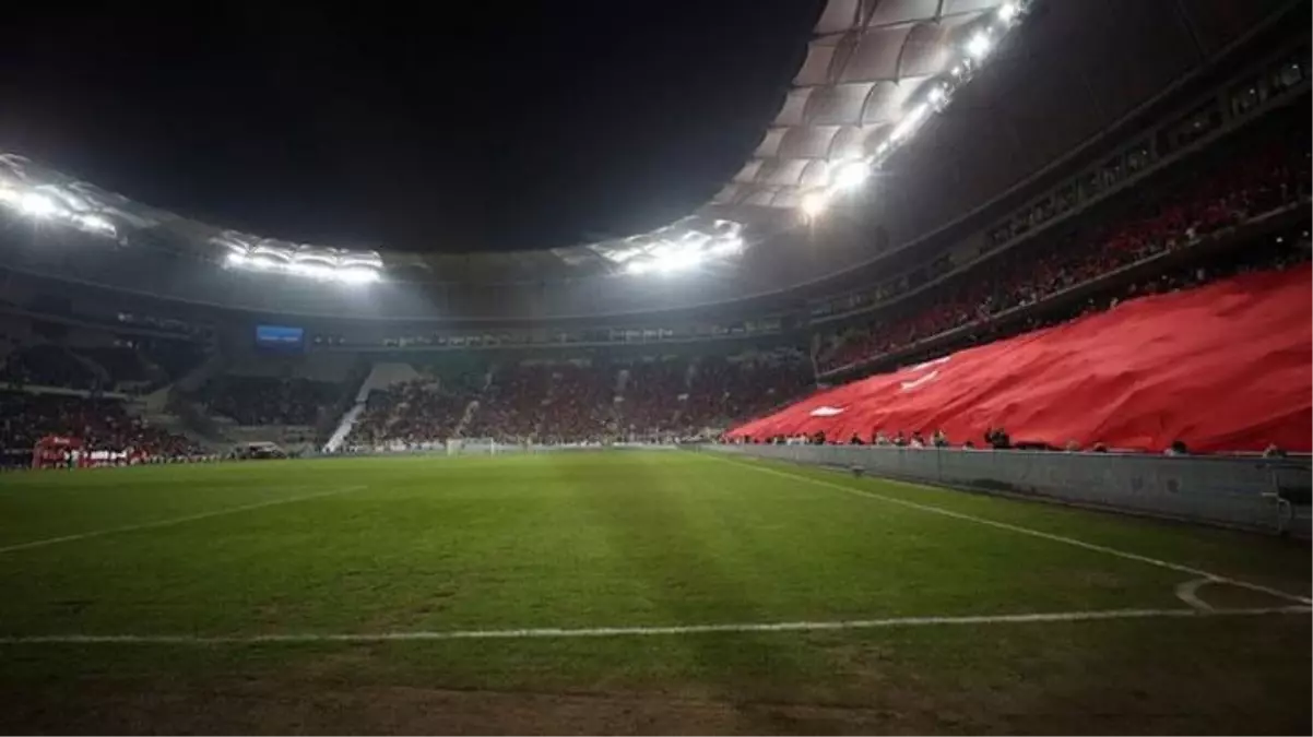 Depremzedeler için anlamlı pankart! Milli maçta duygulandıran görüntüler