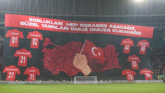 Depremzedeler için anlamlı pankart! Milli maç öncesi duygulandıran görüntüler