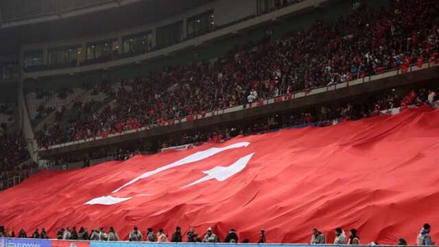 Depremzedeler için anlamlı pankart! Milli maç öncesi duygulandıran görüntüler