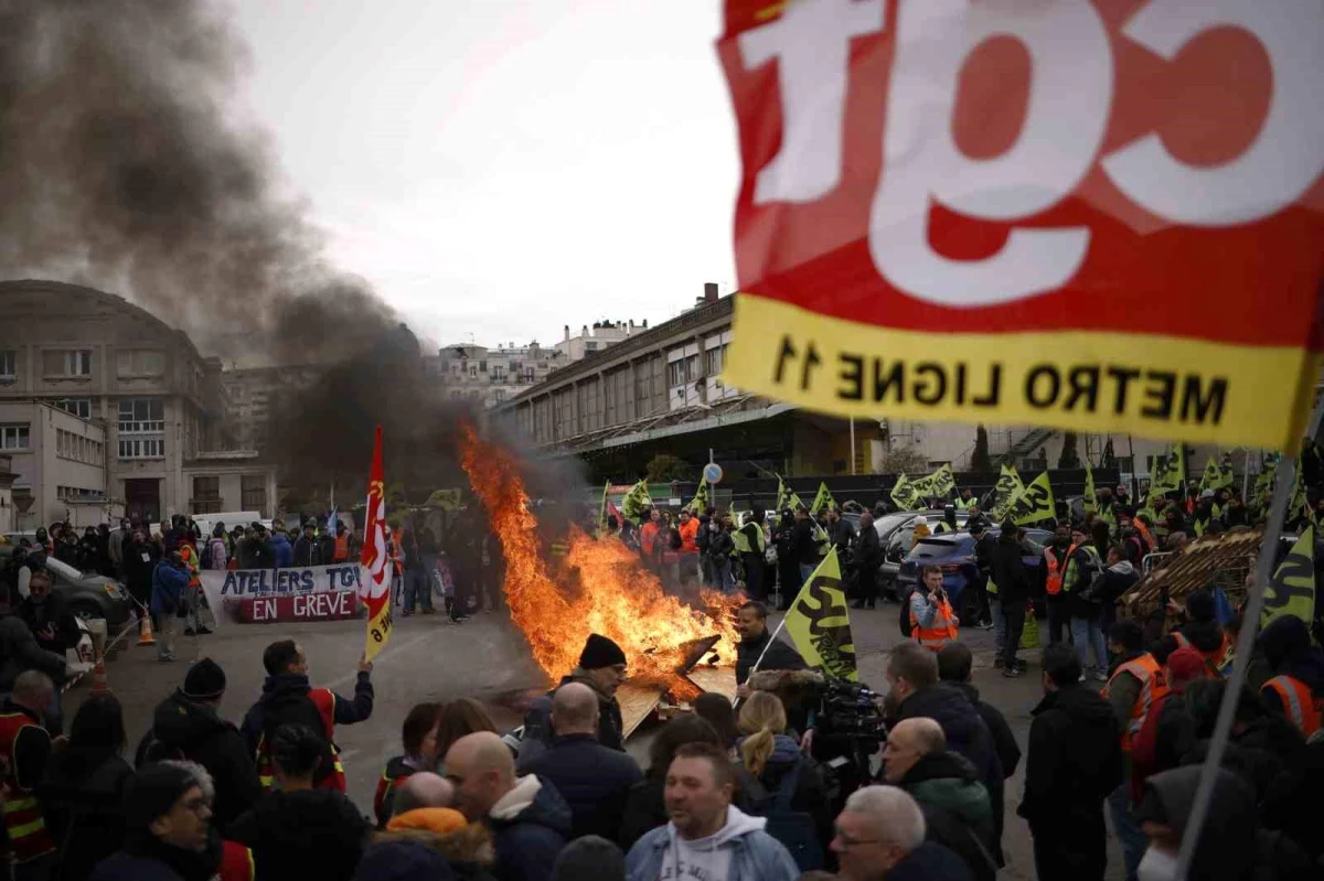 Fransa\'da emeklilik reformuna karşı protestolar sürüyor: 27 gözaltı