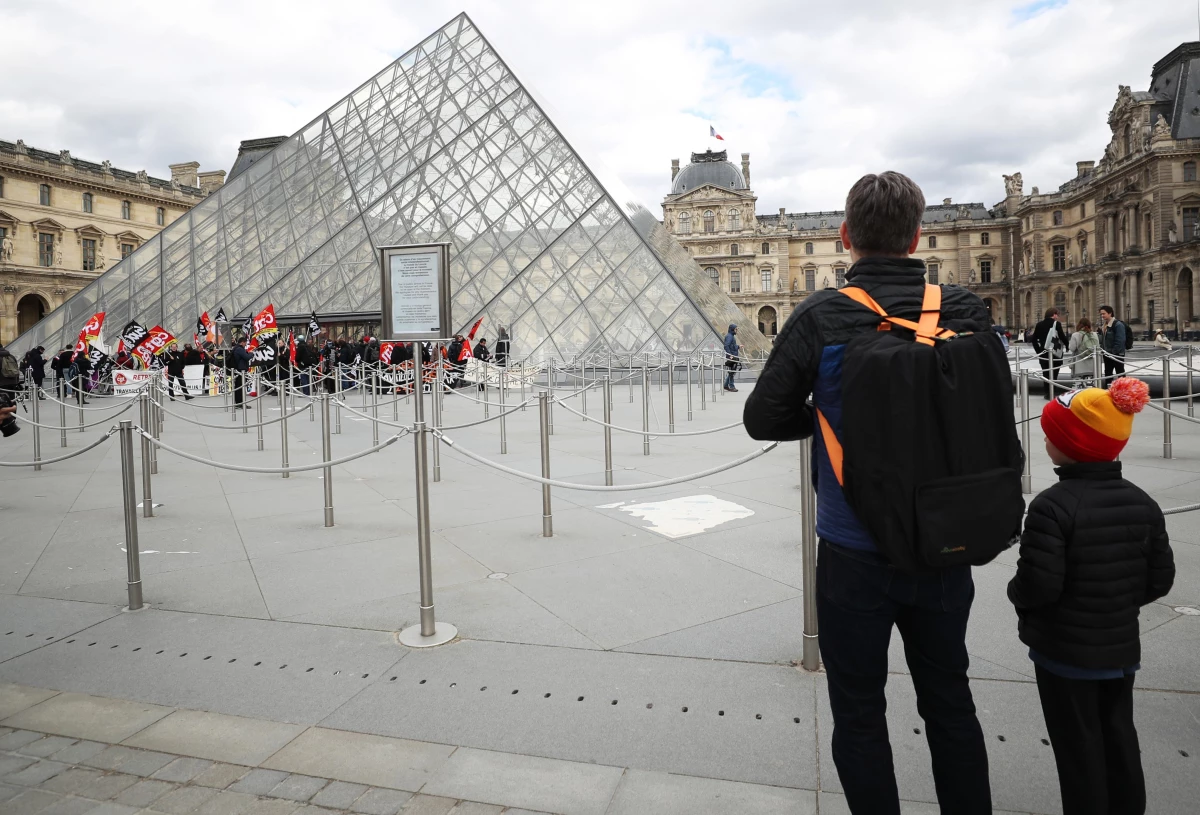 Fransa\'da Protestocular Louvre Müzesi\'nin Girişini Kapattı