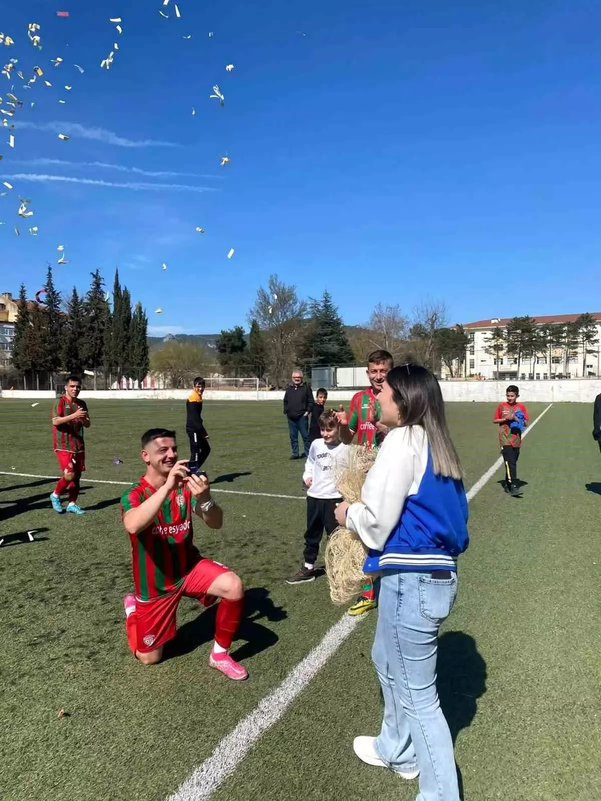 Futbolcudan kız arkadaşına sürpriz teklif