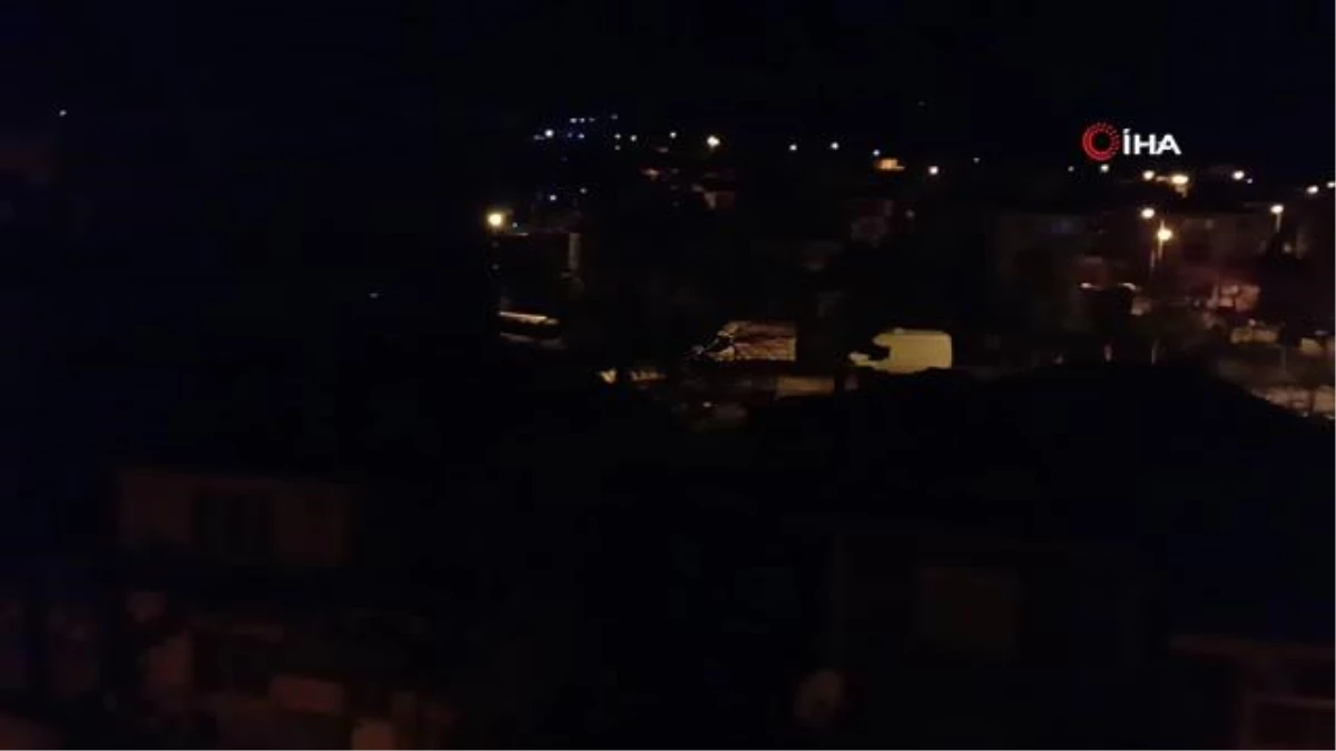 Gece boyu çakan şimşek gökyüzünü aydınlattı