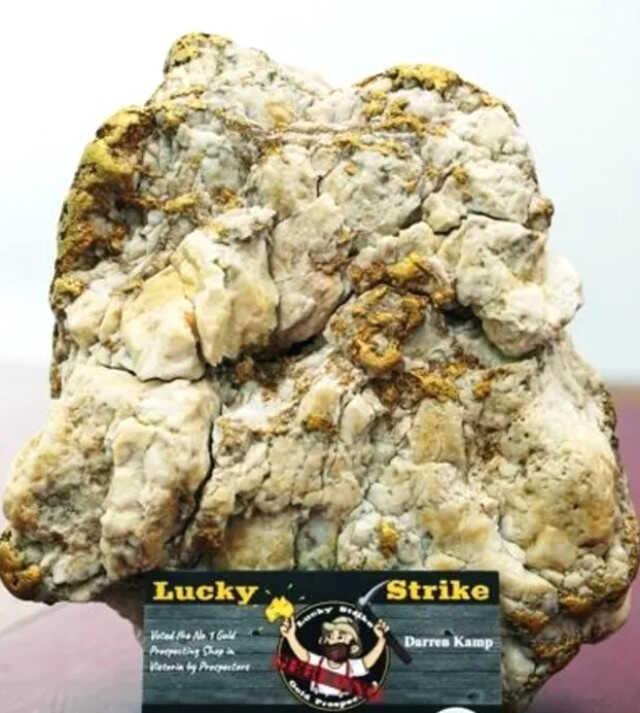 Hazine avcısı içinde 2.6 kg altın bulunan kaya parçası buldu