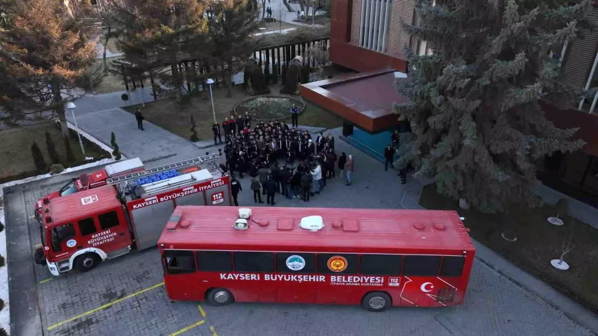 İtfaiye ekipleri deprem bölgesinde hurdadan yapılan otobüste konakladı