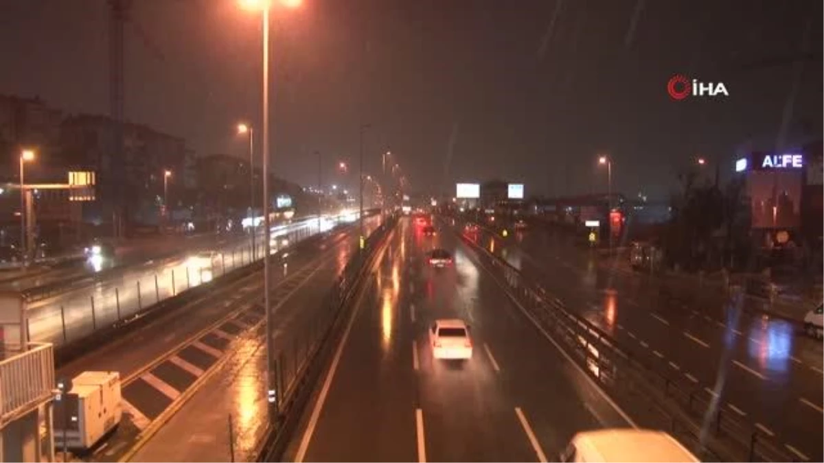 İstanbul\'da gece saatlerinde şiddetli yağmur etkili oldu