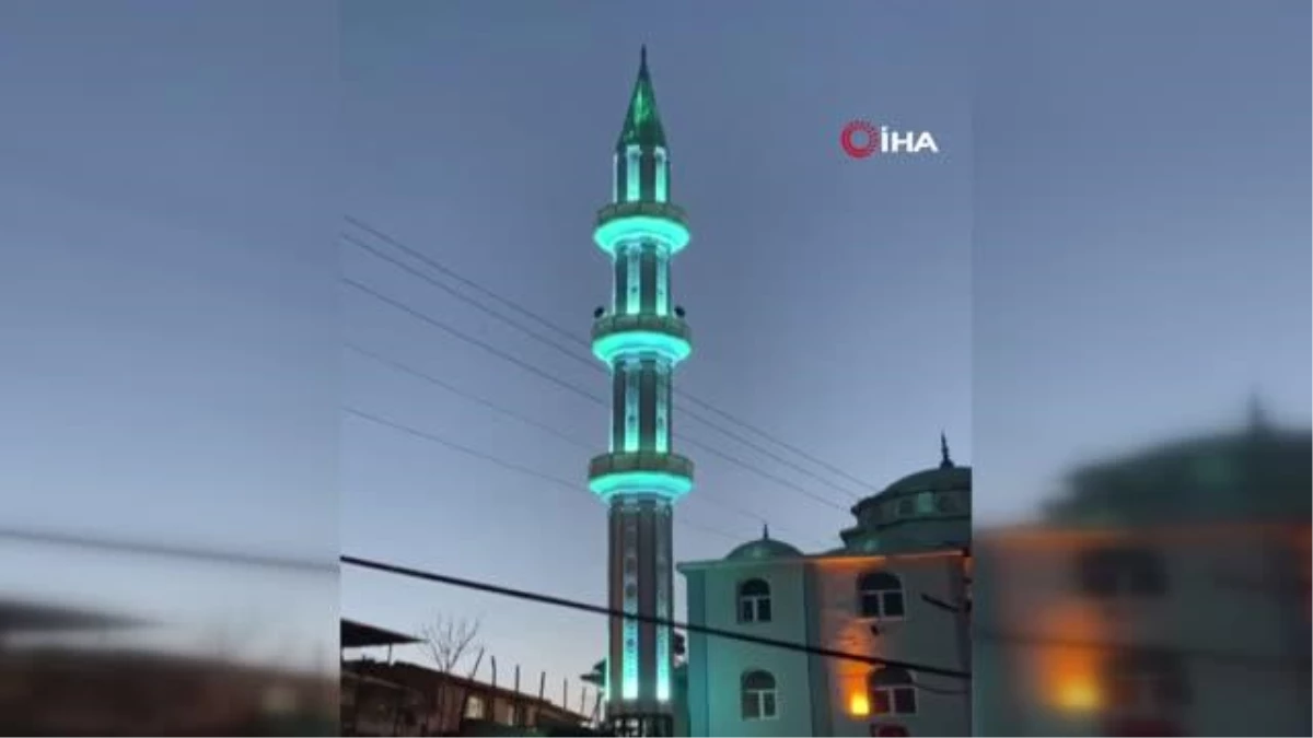 İzmir\'de şiddetli rüzgarda sallanan minare korkuttu