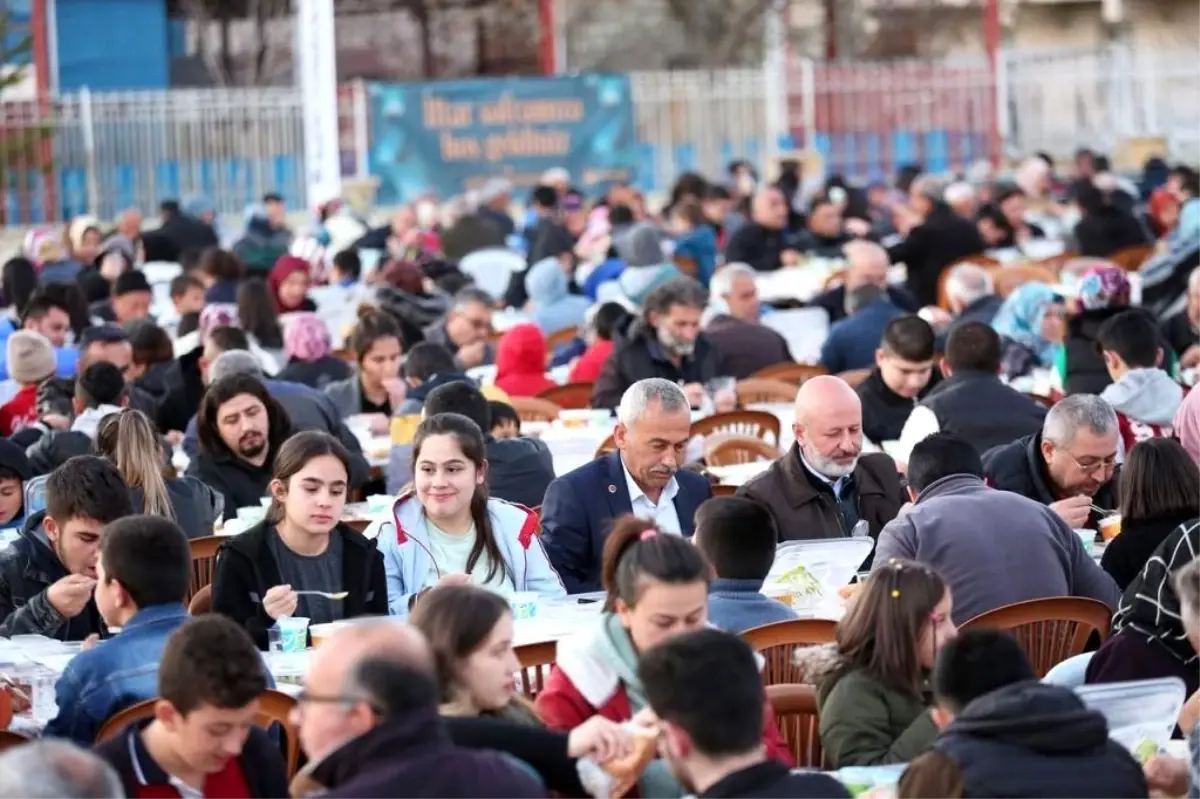 Kocasinan Belediyesi geleneksel hale getirdiği iftarların ilkini Yenimahalle\'de verdi