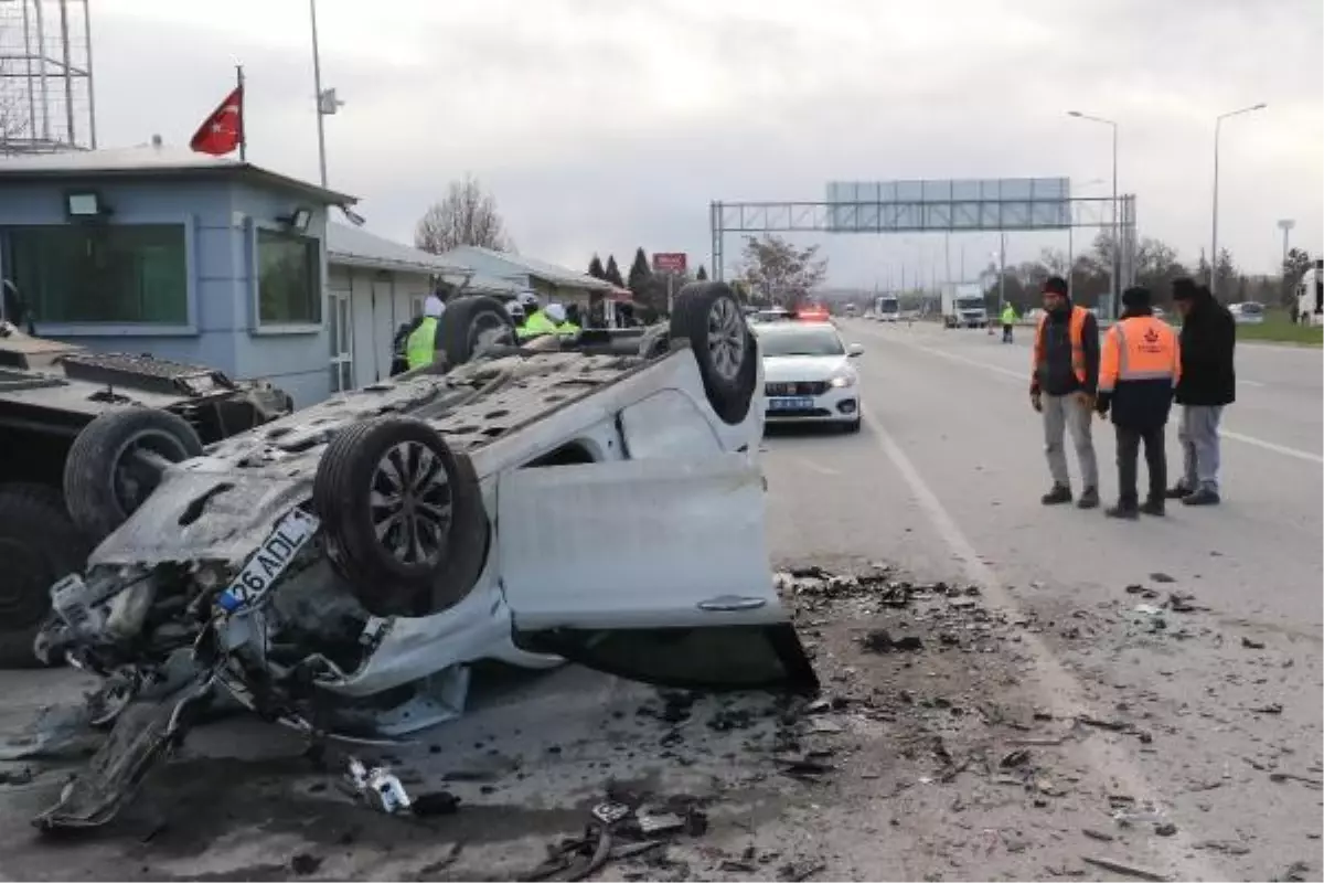 KONTROLDEN ÇIKAN OTOMOBİL TRAFİK UYGULAMA NOKTASINA DALDI 6 YARALI