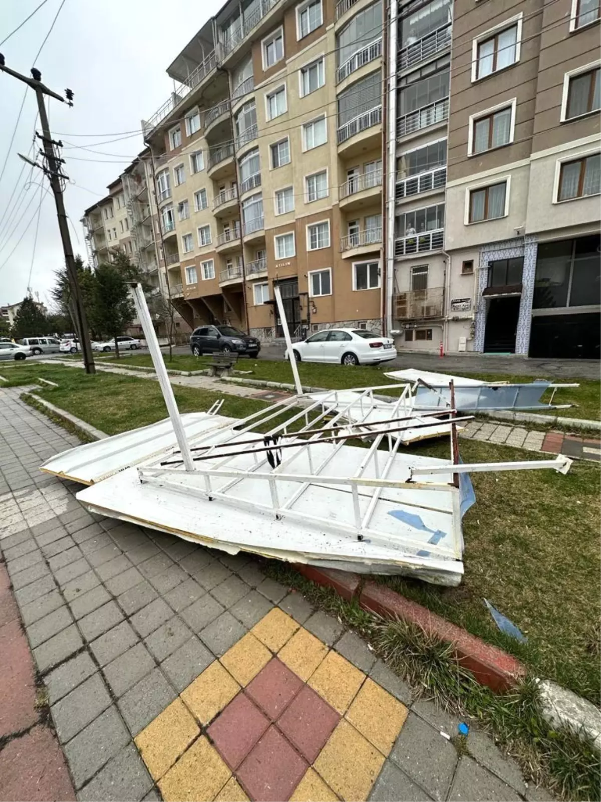 Kütahya\'da şiddetli fırtına nedeniyle uçan çatı elektrik tellerini kopardı