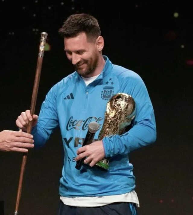 Messi ölümsüzleşti! Kendisi için hazırlanan büyük sürprizi şaşkınlıkla izledi