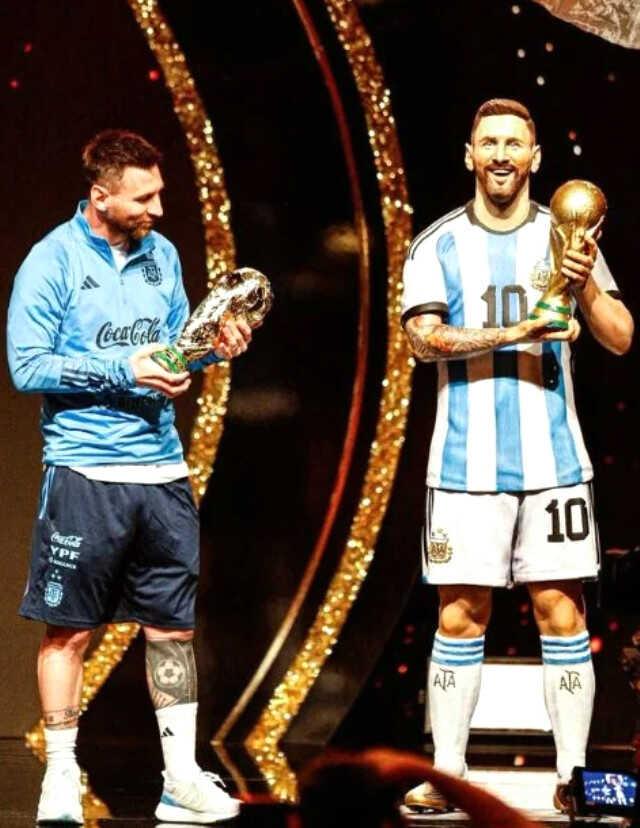 Messi ölümsüzleşti! Kendisi için hazırlanan büyük sürprizi şaşkınlıkla izledi