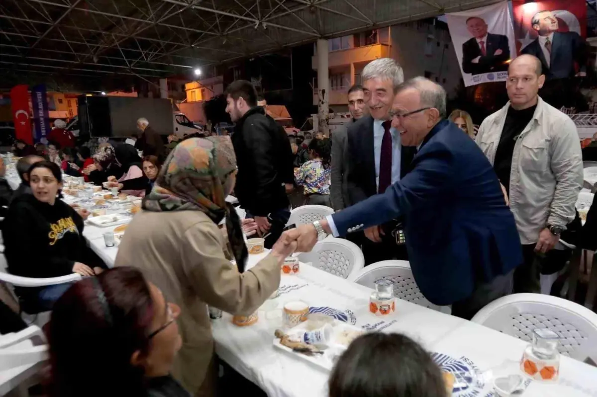 Seyhan Belediye Başkanı Akay, Orucunu Yurttaşlarla Beraber Açtı