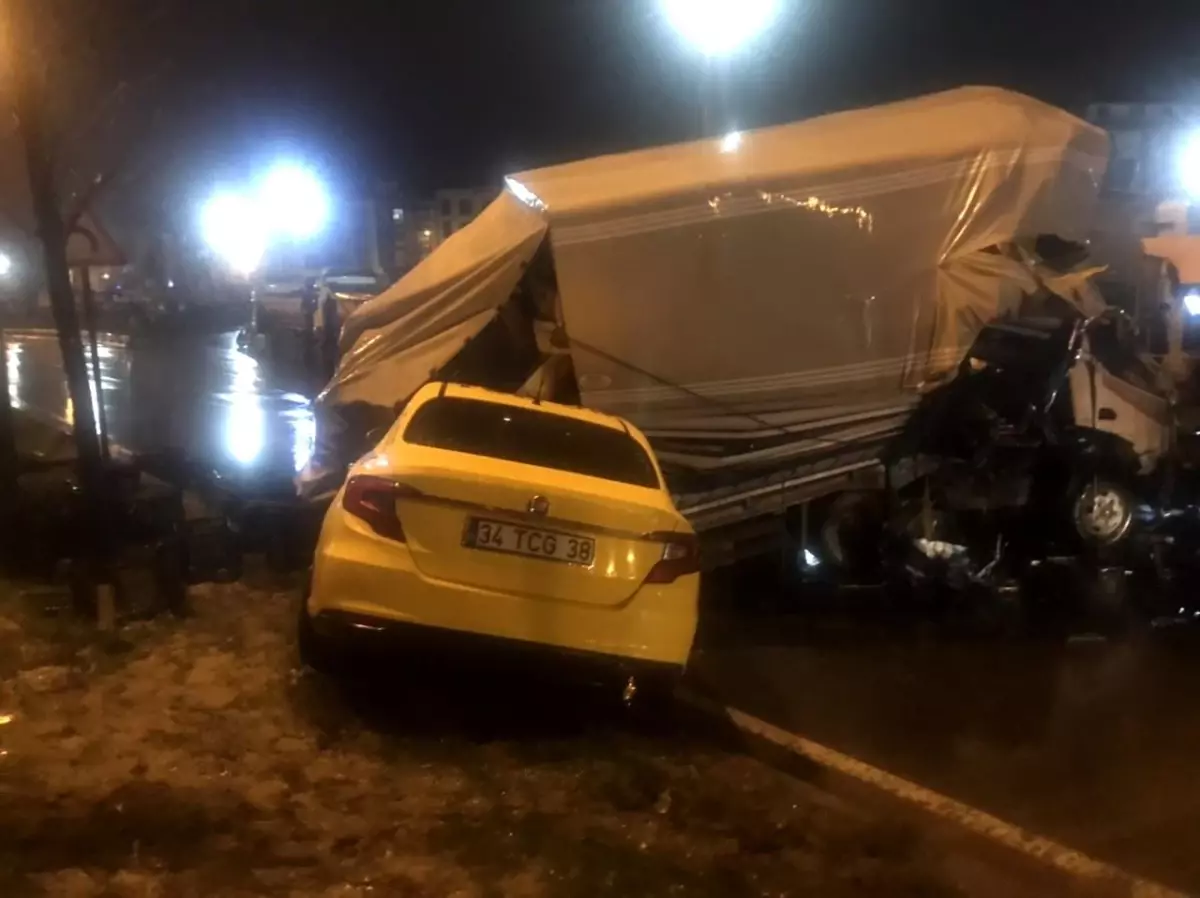 Sultangazi'de kamyon ticari taksinin üstüne devrildi: 3 yaralı