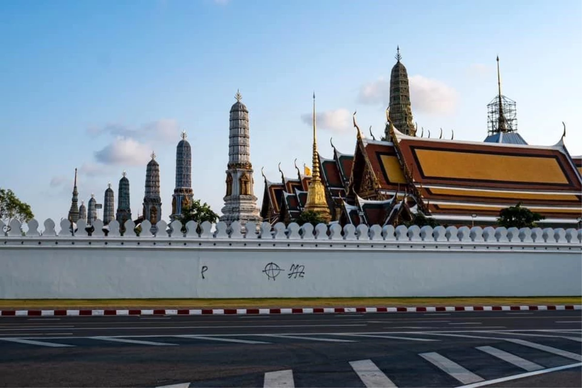 Tayland Kraliyet Tapınağı\'nın duvarına monarşi karşıtı semboller çizildi: 2 gözaltı