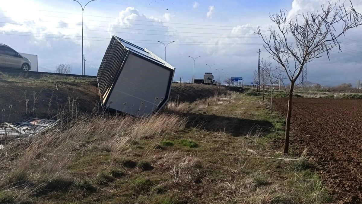 Tırla Hatay\'a götürülen konteyneri şiddetli rüzgar devirdi