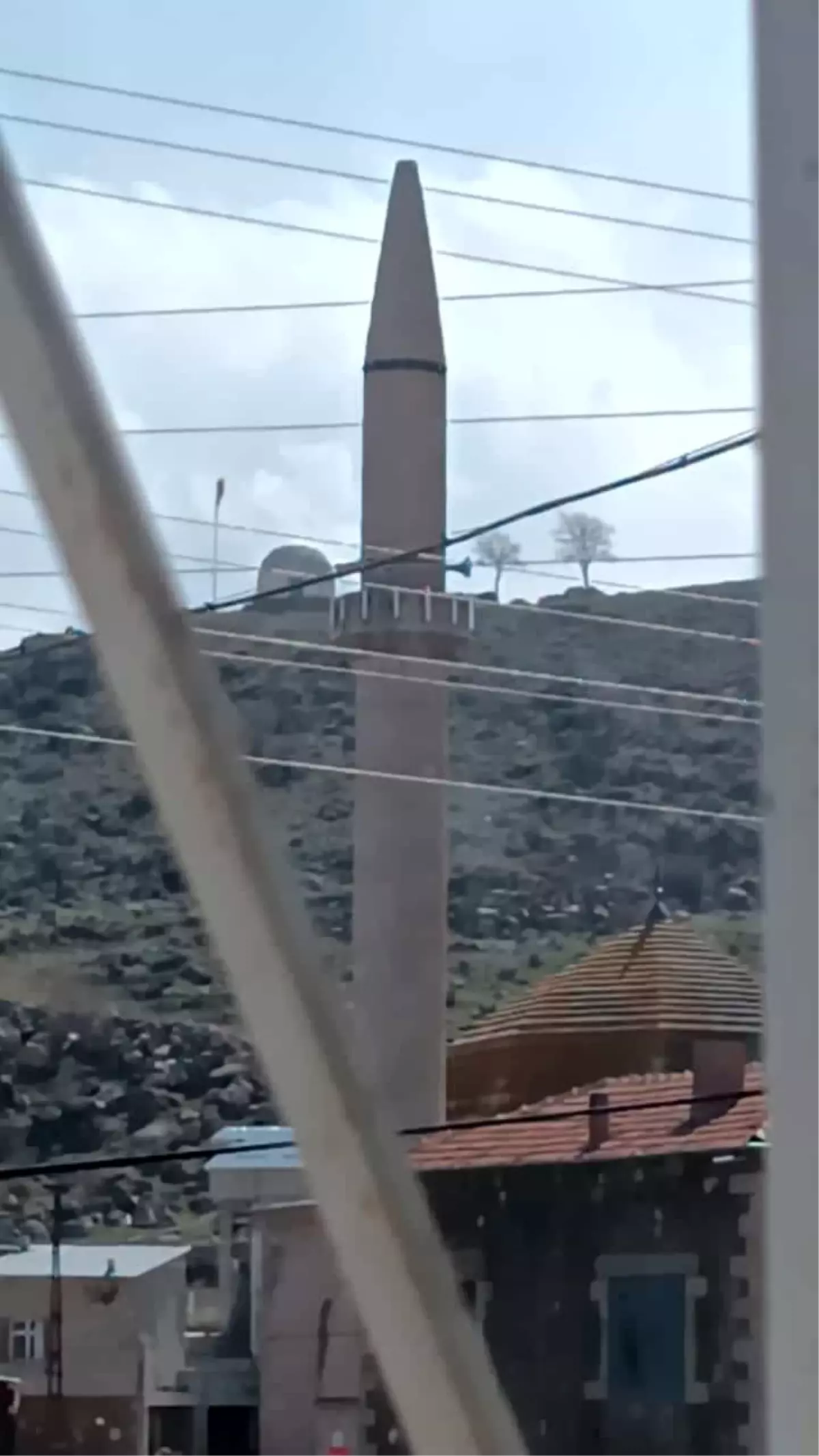 Tomarza\'da aşırı rüzgar cami şerefesini düşürdü