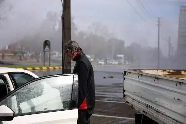 Ana isale hattı patladı, 8 katlı binayı su bastı