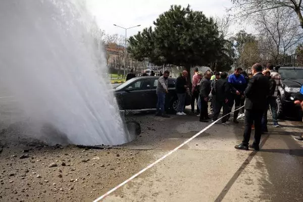 Ana isale hattı patladı, 8 katlı binayı su bastı
