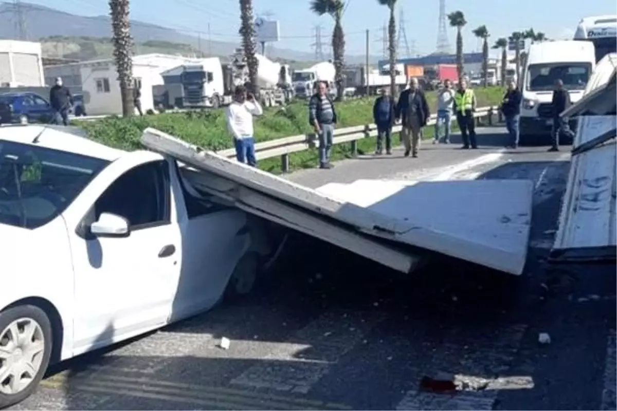 Trafik ışıklarında aracın üzerine duvar düştü