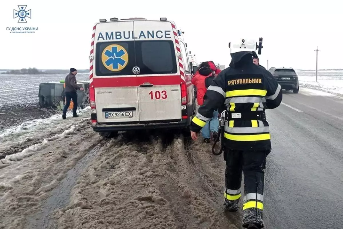 Ukrayna\'da yolcu otobüsü şarampole yuvarlandı: 18 yaralı