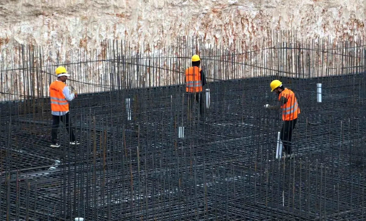 Adana\'da depremzedelere verilecek TOKİ konutlarının yapımına başlandı