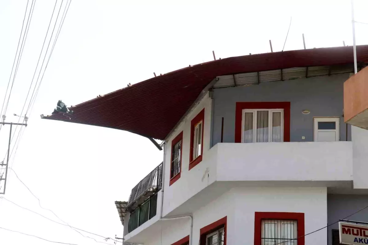 Adana\'da fırtına çatıları uçurdu, ağaçları devirdi, elektrik tellerini kopardı