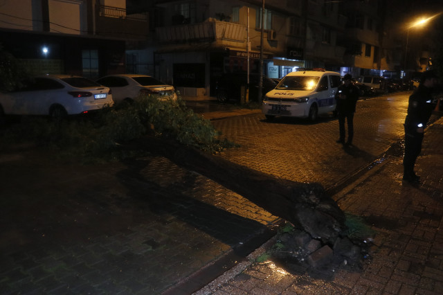 Adana'da gece bastıran sağanak yağış yolları göle çevirdi