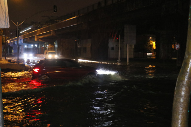 Adana'da gece bastıran sağanak yağış yolları göle çevirdi