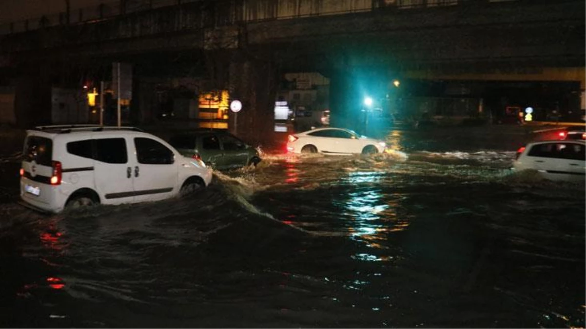 Adana\'da gece bastıran sağanak yağış yolları göle çevirdi