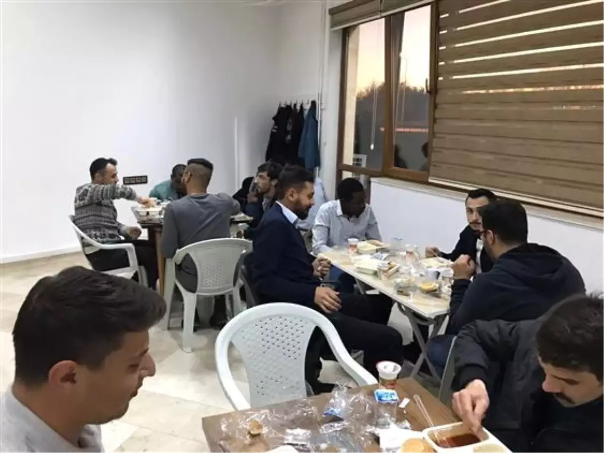 Afyonkarahisar\'da üniversiteli gençler iftarda buluştu