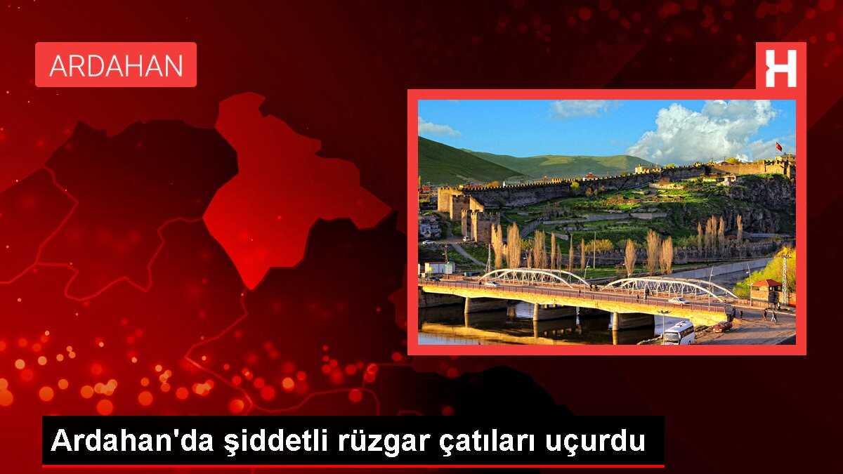 Ardahan'da şiddetli rüzgar çatıları uçurdu