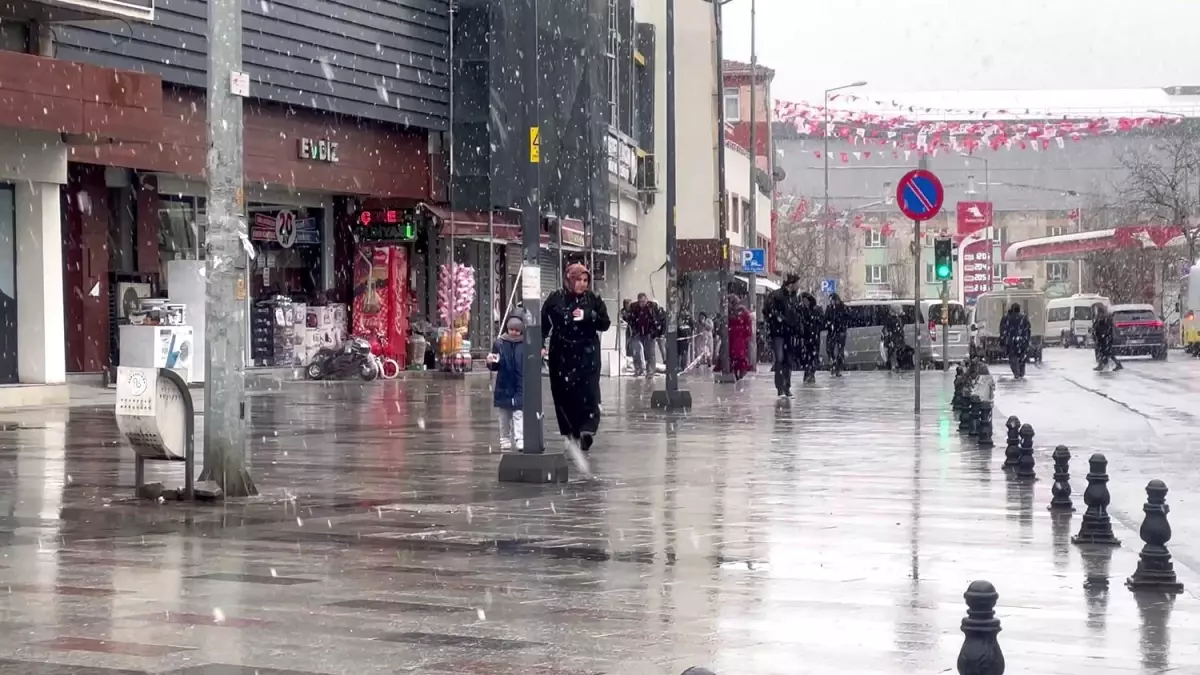 Arnavutköy\'de kar yağışı etkili oluyor