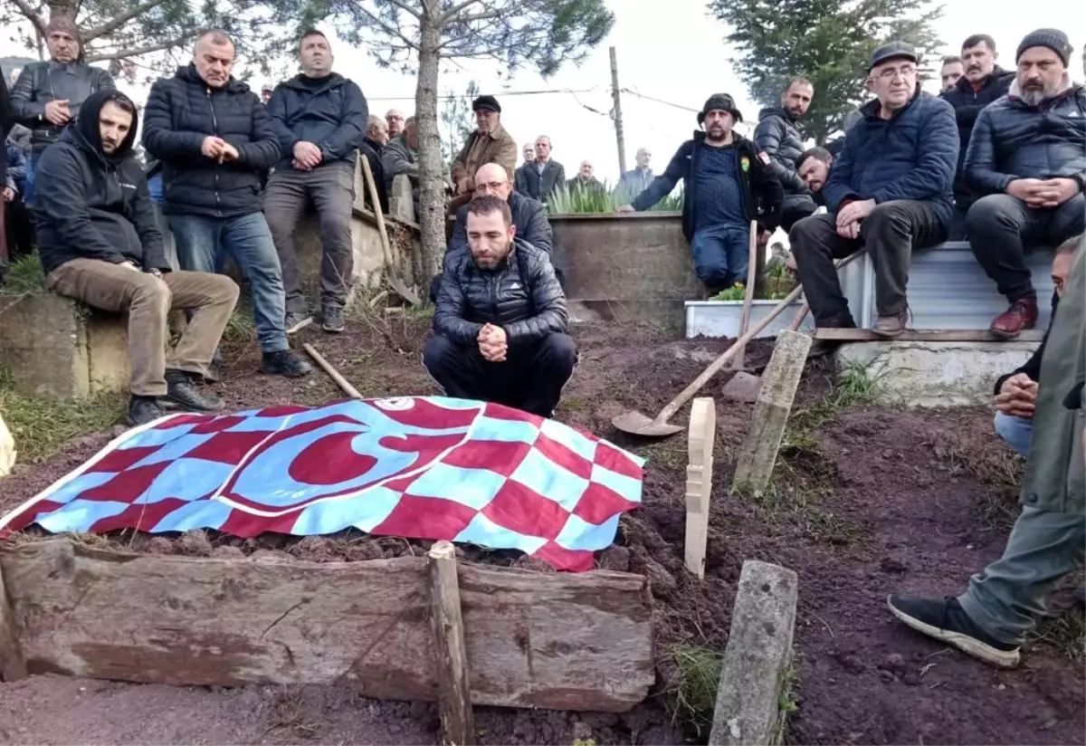 Babalarının vasiyetini yerine getirip mezarını Trabzonspor bayrağı ile örttüler
