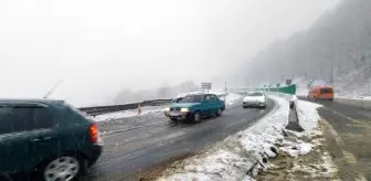 Bolu Dağı'nda kar yağışı; D-100'de TIR devrildi, yol kapandı (3)