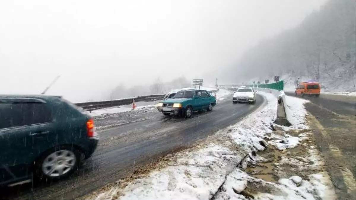 Bolu Dağı'nda kar yağışı; D-100'de TIR devrildi, yol kapandı (3)