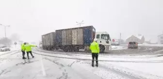 Bolu Dağı'nda kar yağışı; D-100'de TIR devrildi, yol kapandı (2)