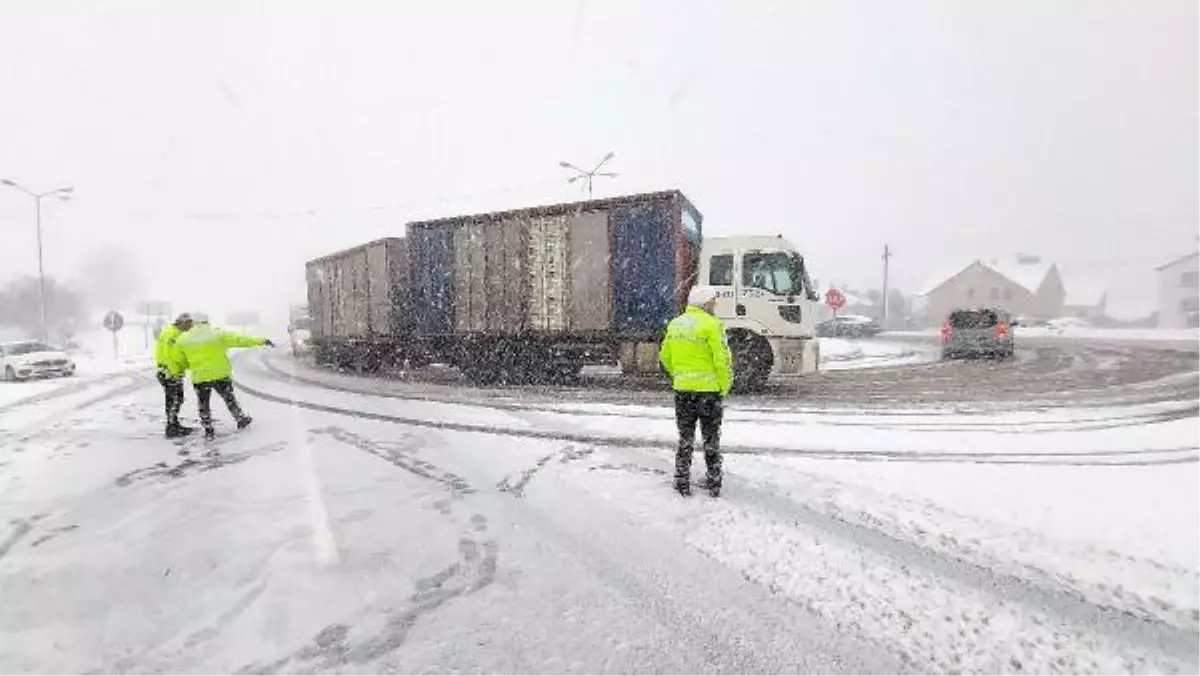 Bolu Dağı'nda kar yağışı; D-100'de TIR devrildi, yol kapandı (2)