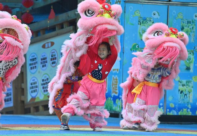 Çin'de Aslan Dansı Müfredata Girdi Çin'de Aslan Dansı Müfredata Girdi