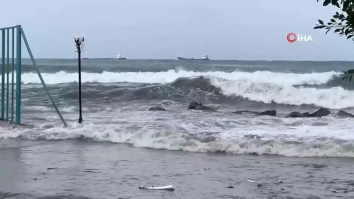 Deprem bölgesi İskenderun'u fırtına vurdu: Denizi taştı, yangın çıktı