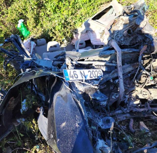 Depremzedeleri taşıyan otomobil uçuruma yuvarlandı: 3 ölü, 1 yaralı Depremzedeleri taşıyan otomobil uçuruma yuvarlandı: 3 ölü, 1 yaralı