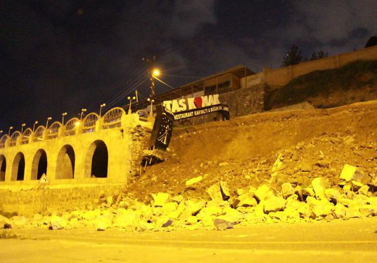 Diyarbakır'da, karayolunda istinat duvarı çöktü