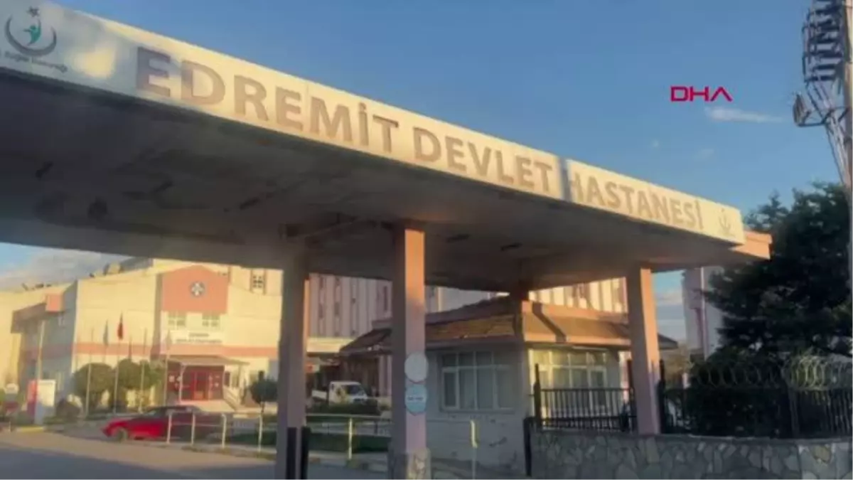 EDREMİT\'TE MİNİBÜS PARK HALİNDEKİ KAMYONA ÇARPTI 2 ÖLÜ, 4 YARALI