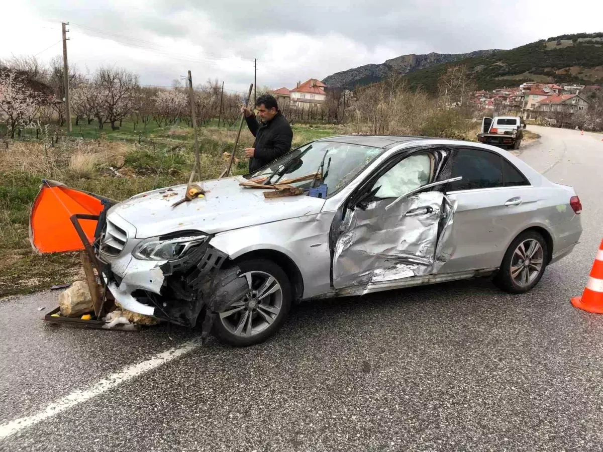 Eğirdir\'de kontrolden çıkan otomobil meyve tezgahına daldı