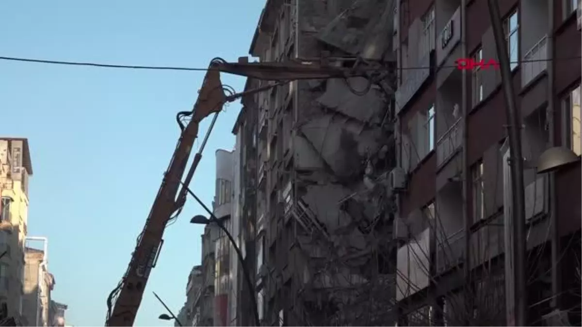 ELAZIĞ\'DA AĞIR HASARLI 29 BİNANIN YIKIMI TAMAMLANDI