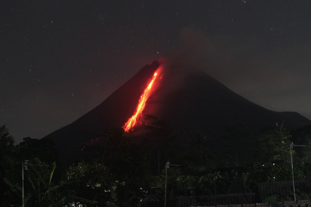 Endonezya\'nın Merapi Yanardağı\'nda Hareketlilik Sürüyor